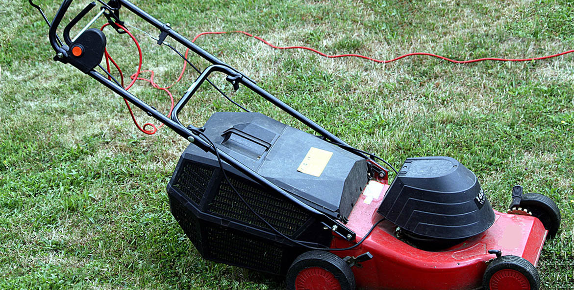 electric-lawn-mower_hedwig-storch-cc-by-sa-3-wikimedia-commons_1171x593