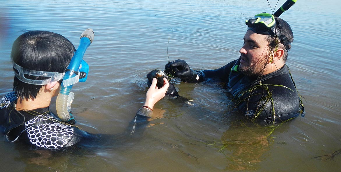 Examining fresh water mussels in the Potomac CodiYeager 1171x593