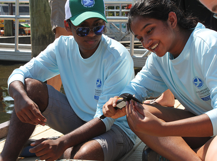 Students measure mussels from the Anacostia River.