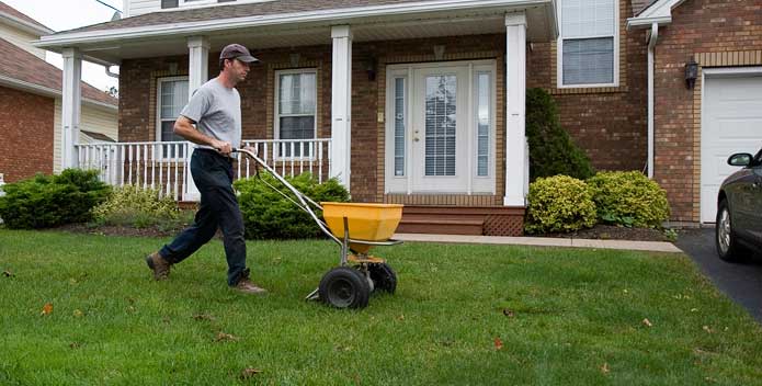iStock_000019497822_fertilizing_lawn_695x352.jpg